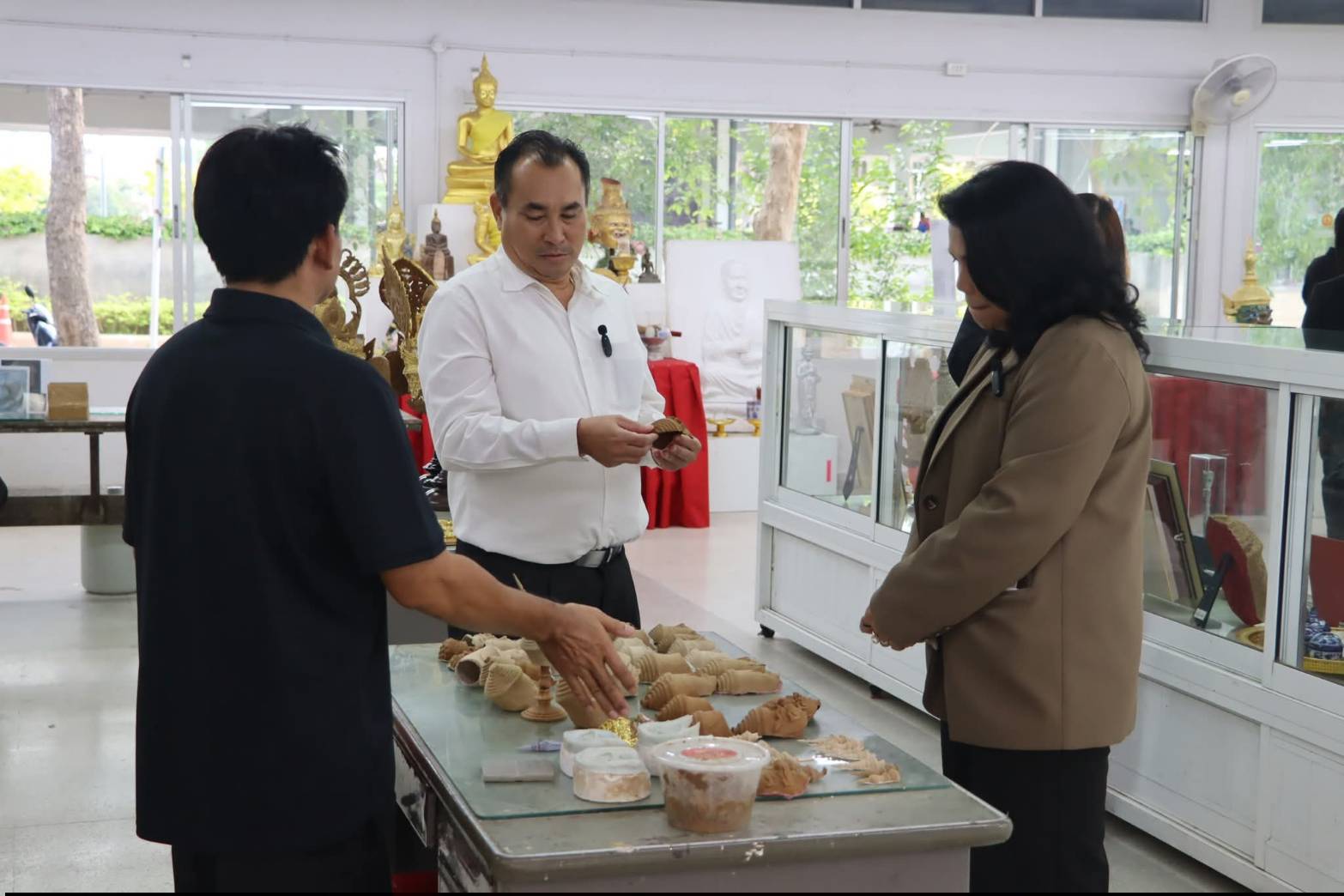 title - นายอำเภอบางไทร และคณะผู้บริหารท้องถิ่น ลงพื้นที่เยี่ยมชมสถานที่ภายใน ศูนย์ส่งเสริมและพัฒนาอาชีพเสริมนอกภาคการเกษตร (ศูนย์ศิลปาชีพบางไทรฯ (เดิม)) และแผนกฝึกอบรมทั้ง 12 แผนก